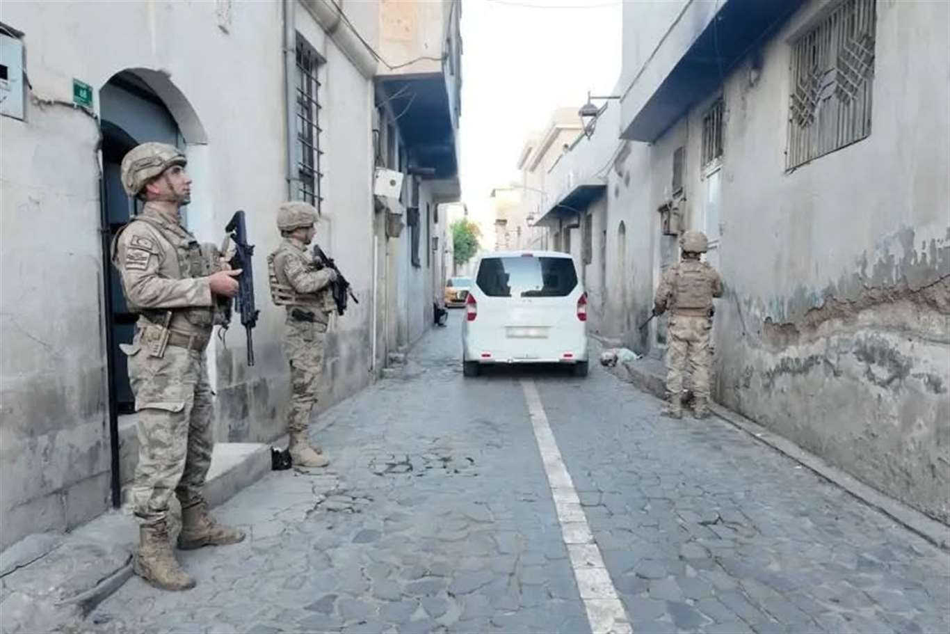    Muğla dahil 28 ilde DEAŞ operasyonu: 83 şüpheli yakalandı haberi